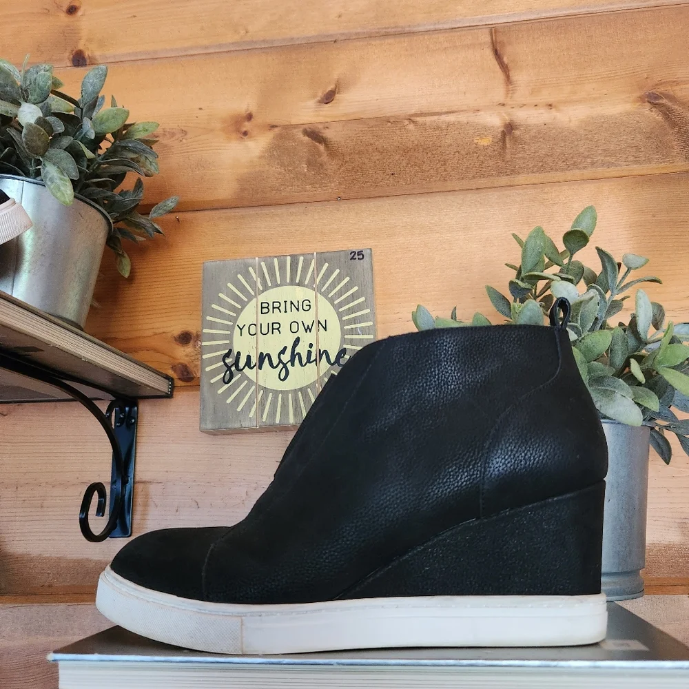 Linea Paolo Felicia Boot Wedge Hidden Heel Black Leather Sneaker Booties Sz 7.5M